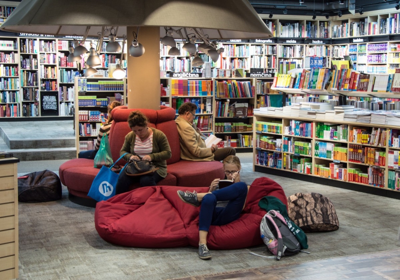 ecommerce-GILETTE-min_books_bookstore_book_reader_readers_reading_shop_sale_books-849006